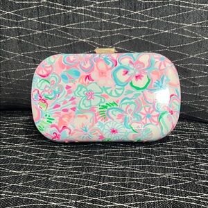 Lilly Pulitzer, hard side clutch. It does not have the chain to go with it.